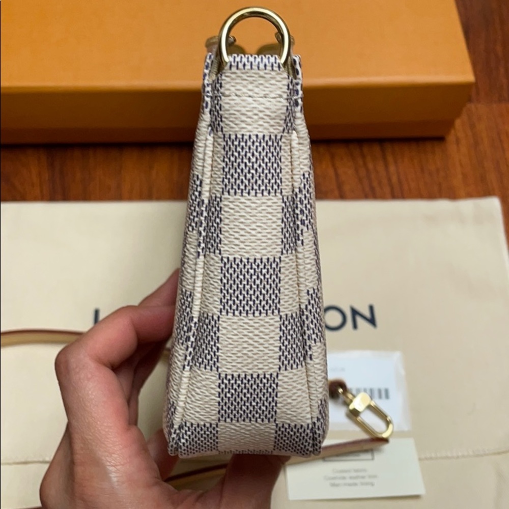 🛑SOLD🛑 LV Pochette Accessoires Damier Azur - Picture 7 of 11